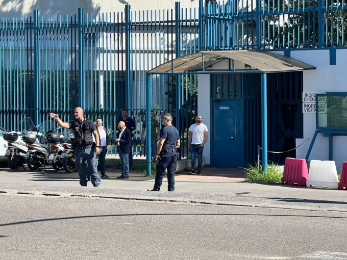 Sollicciano, dopo la rivolta il presidio di protesta davanti al carcere di Firenze