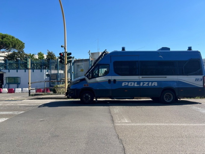 Sollicciano, poliziotto aggredito con un manico di scopa