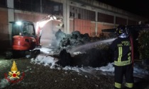 Fiamme nella notte nel piazzale di una ditta a Seano (Prato): nessun ferito ma gravi danni