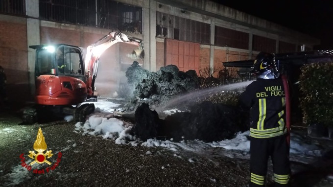 Fiamme nella notte nel piazzale di una ditta a Seano (Prato): nessun ferito ma gravi danni
