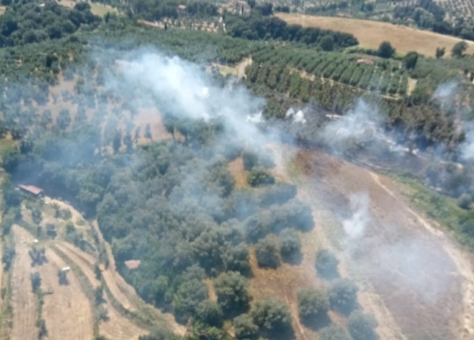 Emergenza incendi in Toscana, 13 roghi in un solo giorno