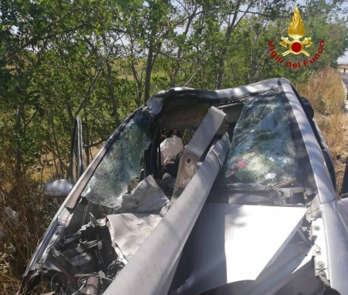 Violento impatto sull’Aurelia, il guardrail sfonda il parabrezza dell’auto