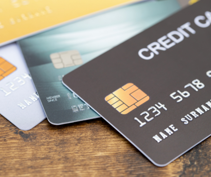 Firenze, prelevano 1100 euro con carte di credito rubate. Anche un arresto per botte agli agenti