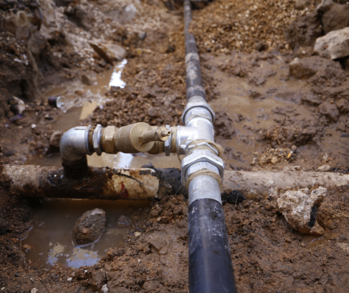 Allacci abusivi recidivi alla rete idrica a Prato: furto di acqua per 4000 euro