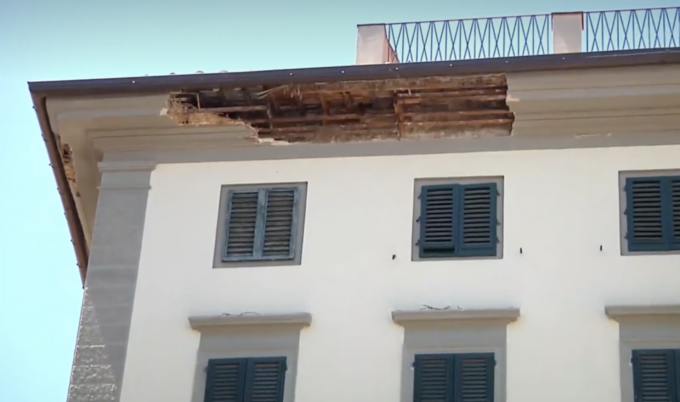 Crolla cornicione in piazza Sant’Ambrogio, tragedia sfiorata a Firenze