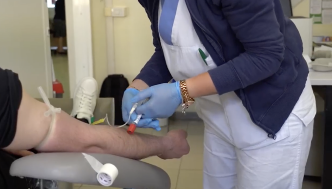 Contrasse l’epatite C da una trasfusione con sangue infetto: aretina risarcita dopo 54 anni