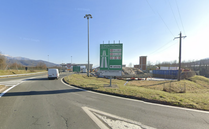 Sbalzato dall’abitacolo e travolto dalla sua stessa auto: incidente mortale sulla Cisa