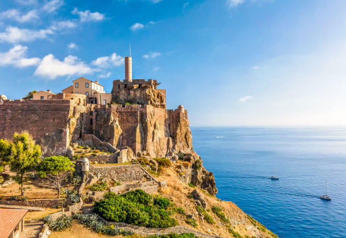 Capraia, in vendita maestosa fortezza cinquecentesca costruita su una scogliera