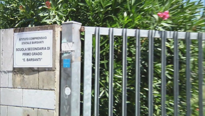 Firenze, telefonini a scuola vietati anche a professori e custodi