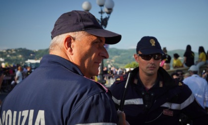 Infastidisce i passanti, poi se la prende con gli agenti. Pugni contro due poliziotti