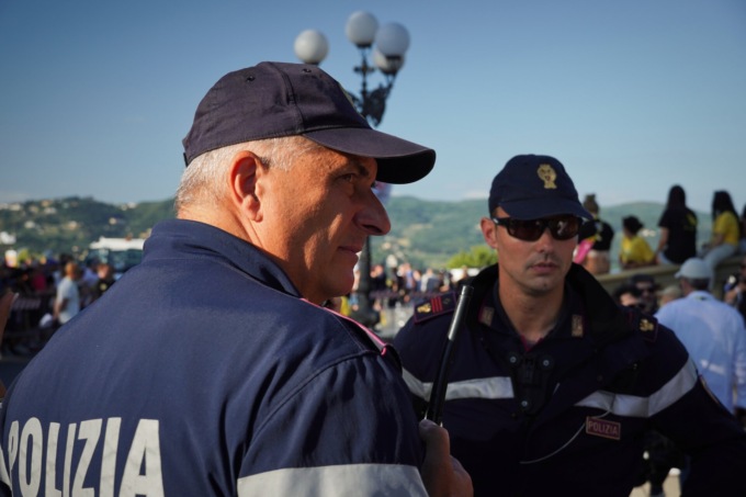 Infastidisce i passanti, poi se la prende con gli agenti. Pugni contro due poliziotti