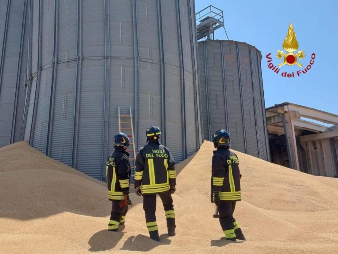 Grosseto, silo di 15 metri a rischio crollo: 4500 quintali di cereali da salvare