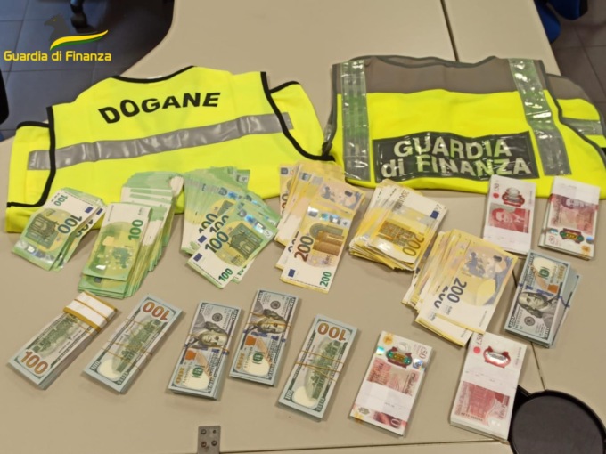 In aeroporto con un bagaglio decisamente pesante. All’interno c’erano 162mila euro
