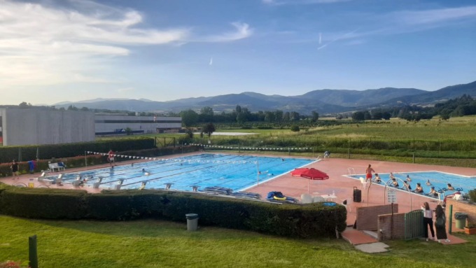 Si tuffa in acqua ma non sa nuotare: bambino di 3 anni trasportato d’urgenza al Meyer
