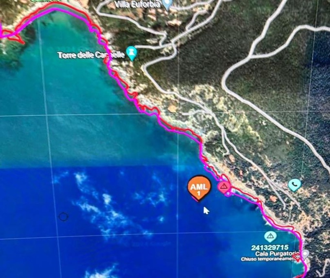 Barca incagliata davanti alla costa dell’Argentario: due le persone a bordo