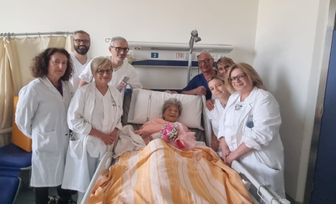 Pistoia: operata al femore al San Jacopo a 105 anni, pochi giorni dopo è già in piedi