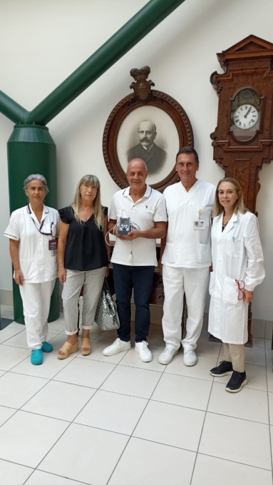 Dopo la nascita del nipotino, dona un saturimetro alla pediatria del San Giuseppe