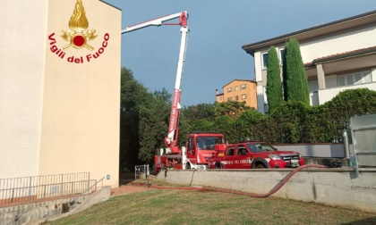 Montaione (Firenze), incendio sul tetto di un palazzo: 6 famiglie evacuate