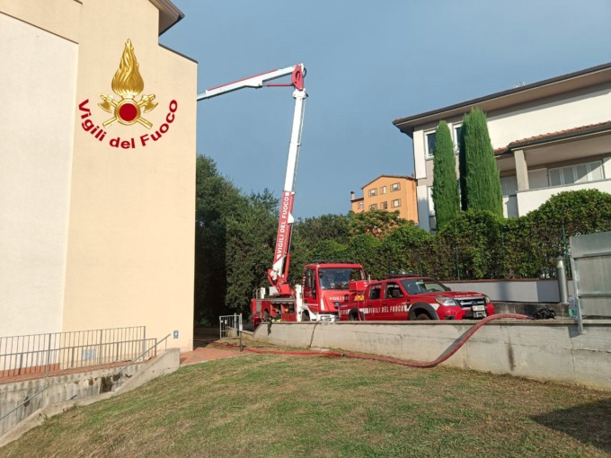 Montaione (Firenze), incendio sul tetto di un palazzo: 6 famiglie evacuate