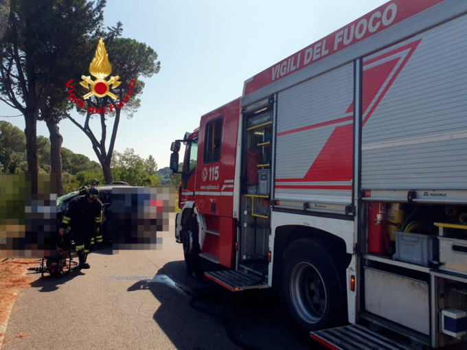 Signa, perde il controllo dell’auto e finisce contro un albero: muore 27enne di San Miniato