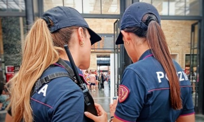 Paura sul treno, punteruolo alla gola per rubargli il telefono: arrestato dopo la fuga