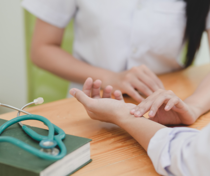 Presa per il collo e trascinata in casa: figlio di una paziente aggredisce infermiera a Manciano