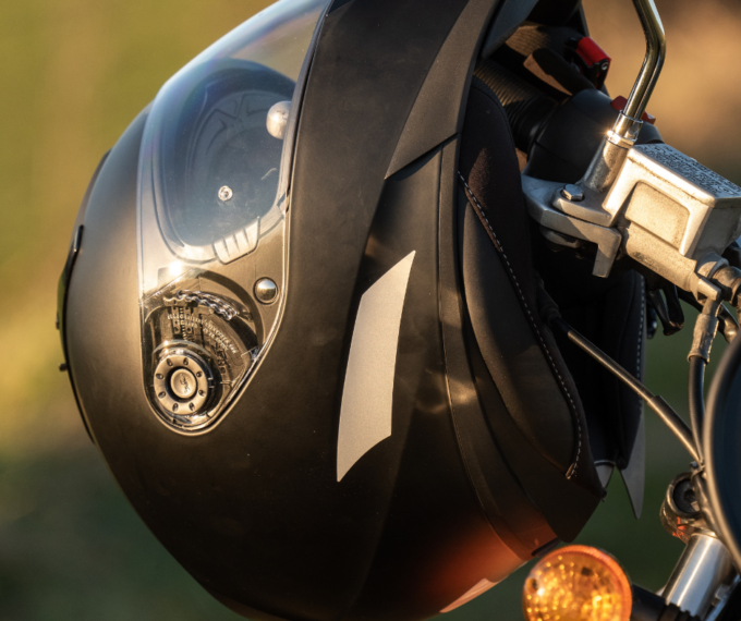 Dal Cile a Firenze senza casco e assicurazione: il viaggio della coppia finisce senza moto