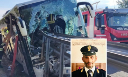 Bus sventrato dal guardrail, l'intervento salva vite di Giuseppe: il poliziotto eroe fuori servizio