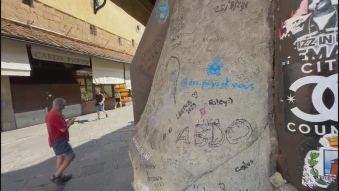 Imbrattano Ponte Vecchio: stangati due turisti stranieri vandali