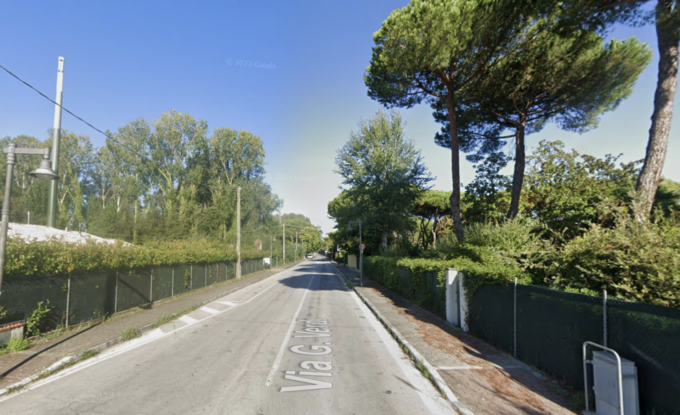Scontro tra auto e monopattino ai Ronchi, 24enne in gravissime condizioni