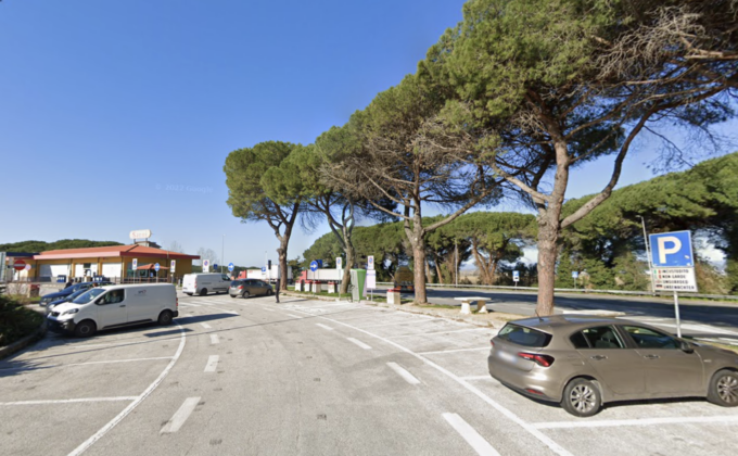 Camionista trovato morto sul suo mezzo in un’area di servizio della A12