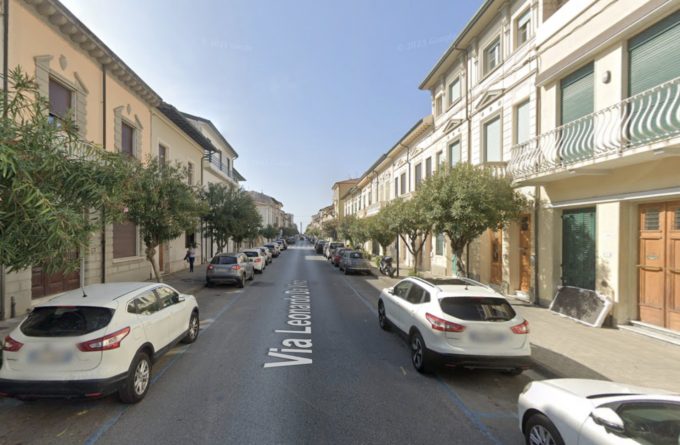 Viareggio, ladri in fuga dopo il borseggio speronano un padre col figlioletto in braccio