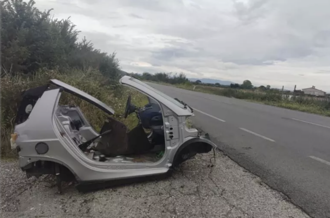 Castelfranco di Sotto, abbandonata la carcassa del telaio di un’auto a lato della strada