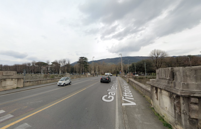 Cade dalla spalletta del Ponte alla Vittoria a Prato, gravissimo un 20enne