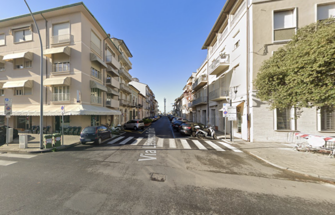 Incidente a Viareggio, scontro tra auto e scooter: muore donna 46enne