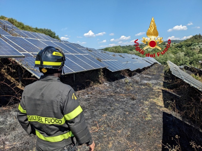 Incendio a Lastra a Signa in un campo con oltre 4000 pannelli solari