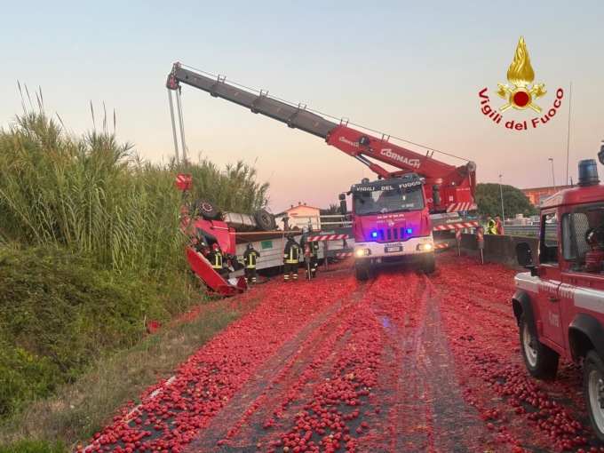 Autotreno si ribalta sull’Aurelia, autista resta incastrato: carreggiata invasa dai pomodori