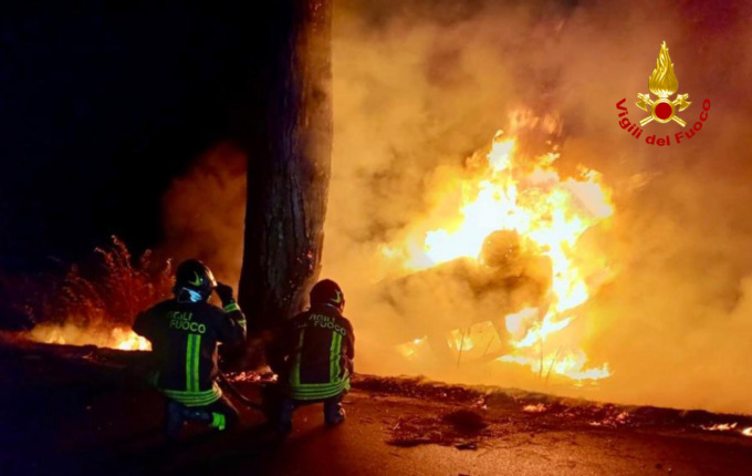 Si ribalta e muore nell’auto divorata dalle fiamme: tragico incidente a San Giuliano Terme