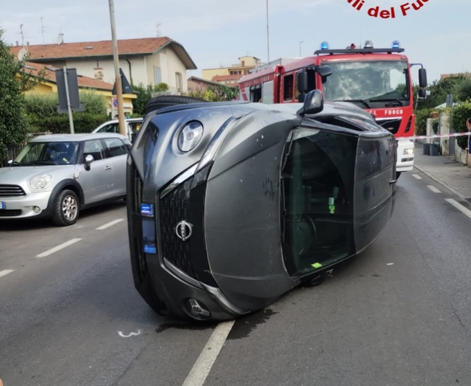 Urta una vettura in sosta e si ribalta con l’auto: soccorsa la 70enne al volante
