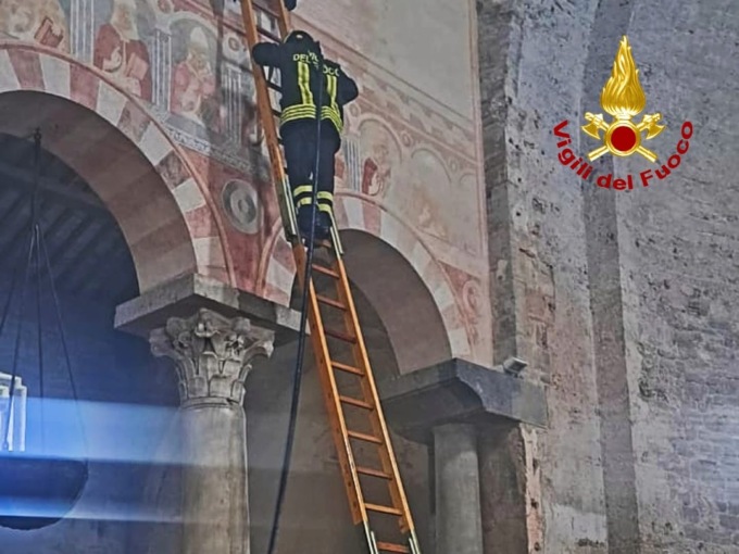 Fulmine sulla Basilica di San Pietro Apostolo, a fuoco una trave: chiuso l’accesso al pubblico