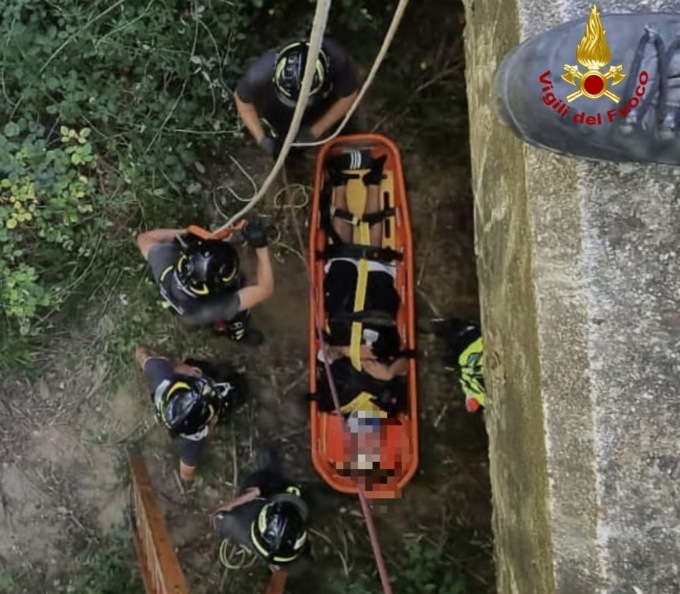 Furgone con sei persone a bordo esce di strada e finisce sotto un cavalcavia