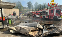 Fiamme al centro di raccolta della carta, in fumo un intero capannone