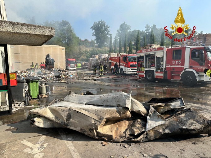 Fiamme al centro di raccolta della carta, in fumo un intero capannone