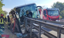 Bus di turisti sventrato dal guardrail, un morto e 25 feriti: aperto fascicolo per omicidio stradale