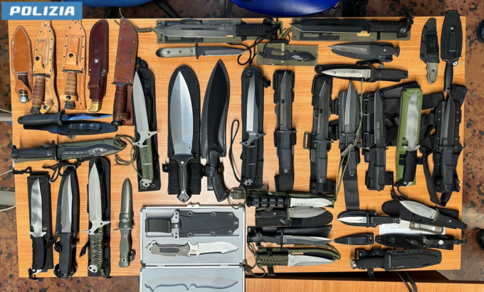 Prato, in preda ad una crisi si ferisce con un coltello: in casa un arsenale abusivo