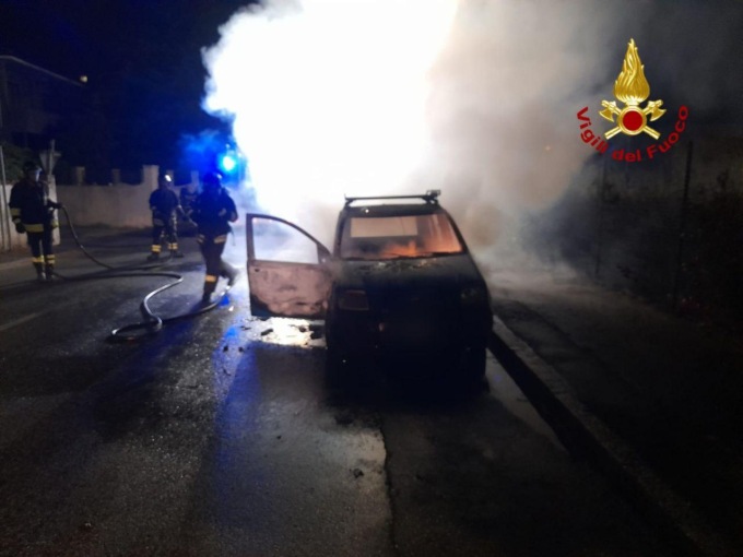 Livorno, auto divorata dalle fiamme nella notte: si indaga sulle cause