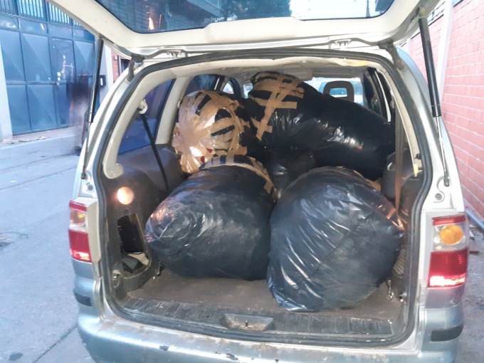Caricavano 350kg di scarti tessili per abbandonarli abusivamente: colti con le mani… nel sacco