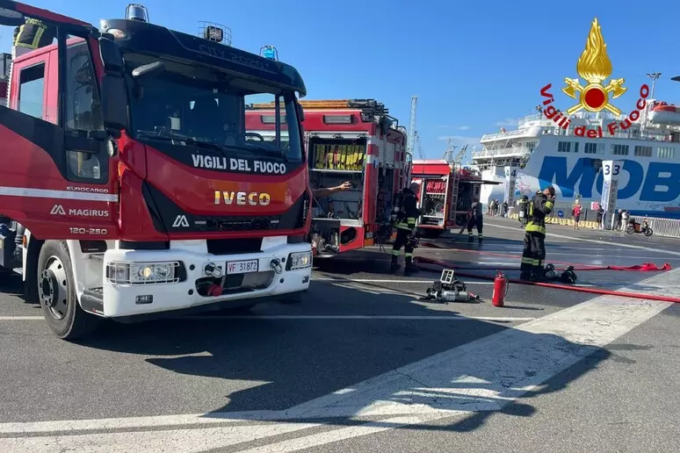 Fiamme nel traghetto attraccato al Porto di Piombino: 300 persone evacuate