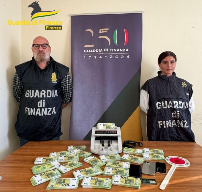 Acquistano orologi di lusso con banconote false: due truffatori sorpresi a Firenze