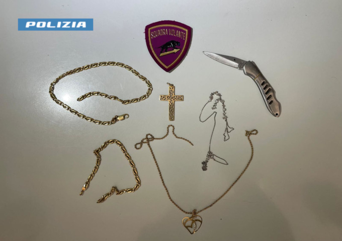 Strappa la collana d’oro dal collo di un’anziana: due poliziotti in pensione lanciano l’allarme
